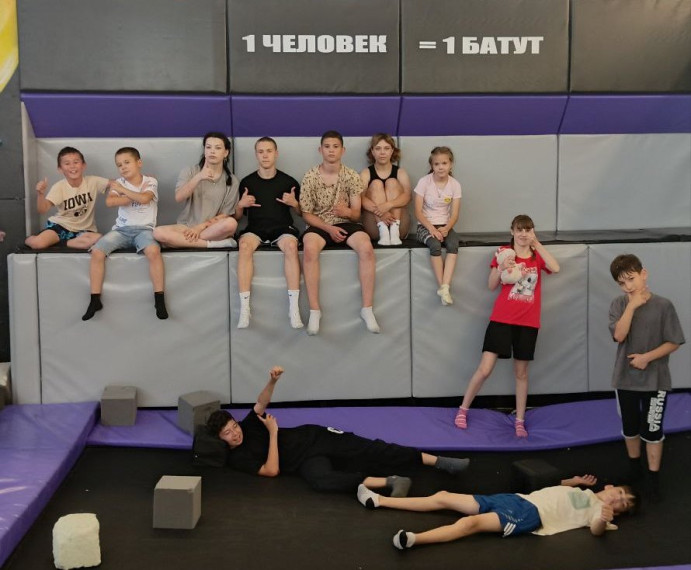 Веселье в батутном центре.